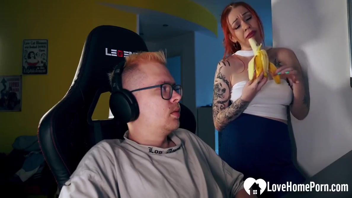 Distracting His Gaming With A Good Blowjob
