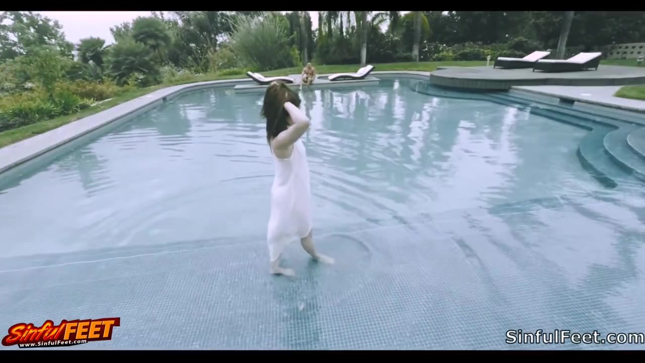 Jenna J Ross Likes To Masturbate Poolside Barefoot