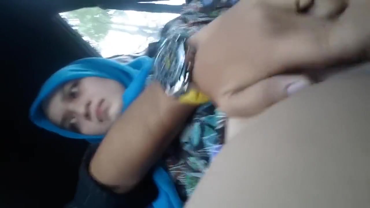 Fingering Hijab Girlfriend In The Car