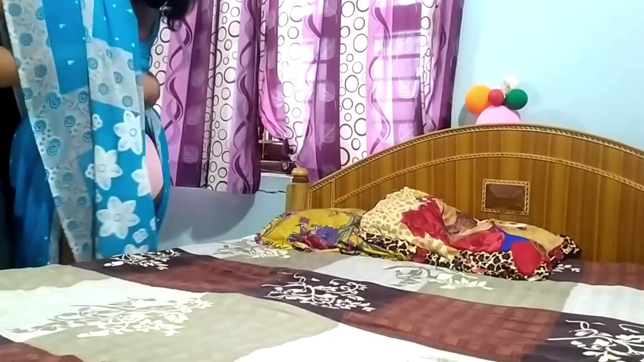 Doctor Smriti Sucking And Fucking Hard In Blue Saree With Her Colleague Mishra At Home On