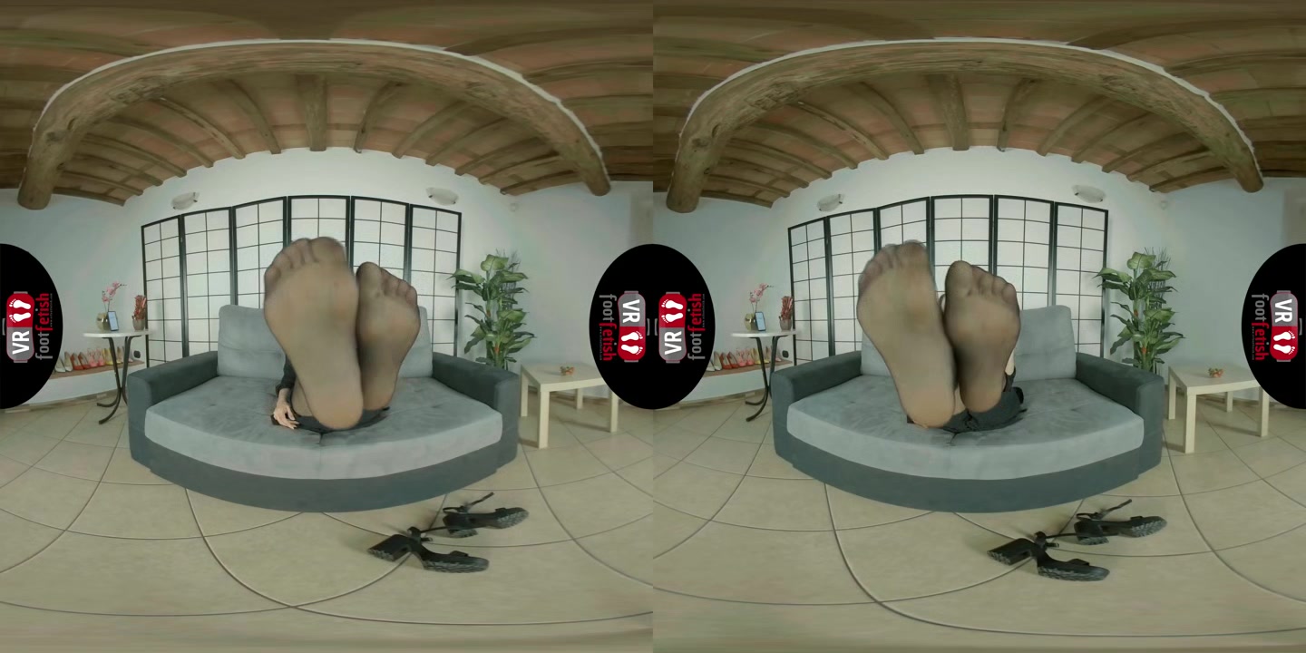 Beautiful babe Violet Loves Eating Strawberries And Massaging Her Sexy Feet In Nylons In VR - VRFootFetish
