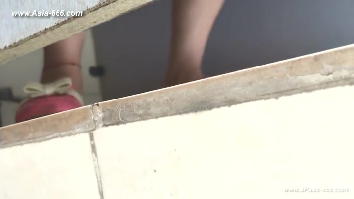 chinese girls go to toilet.107
