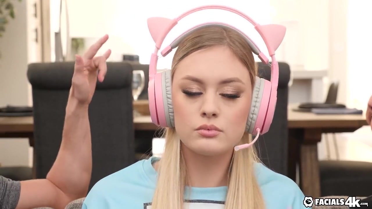 Amber Moore - Hot Gamer Chick Gets Blasted In The Face With Loads Of Cum