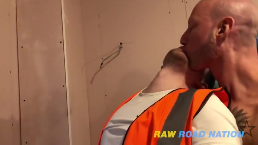 Slacking Builder Gets Fucking From Big Cock Boss