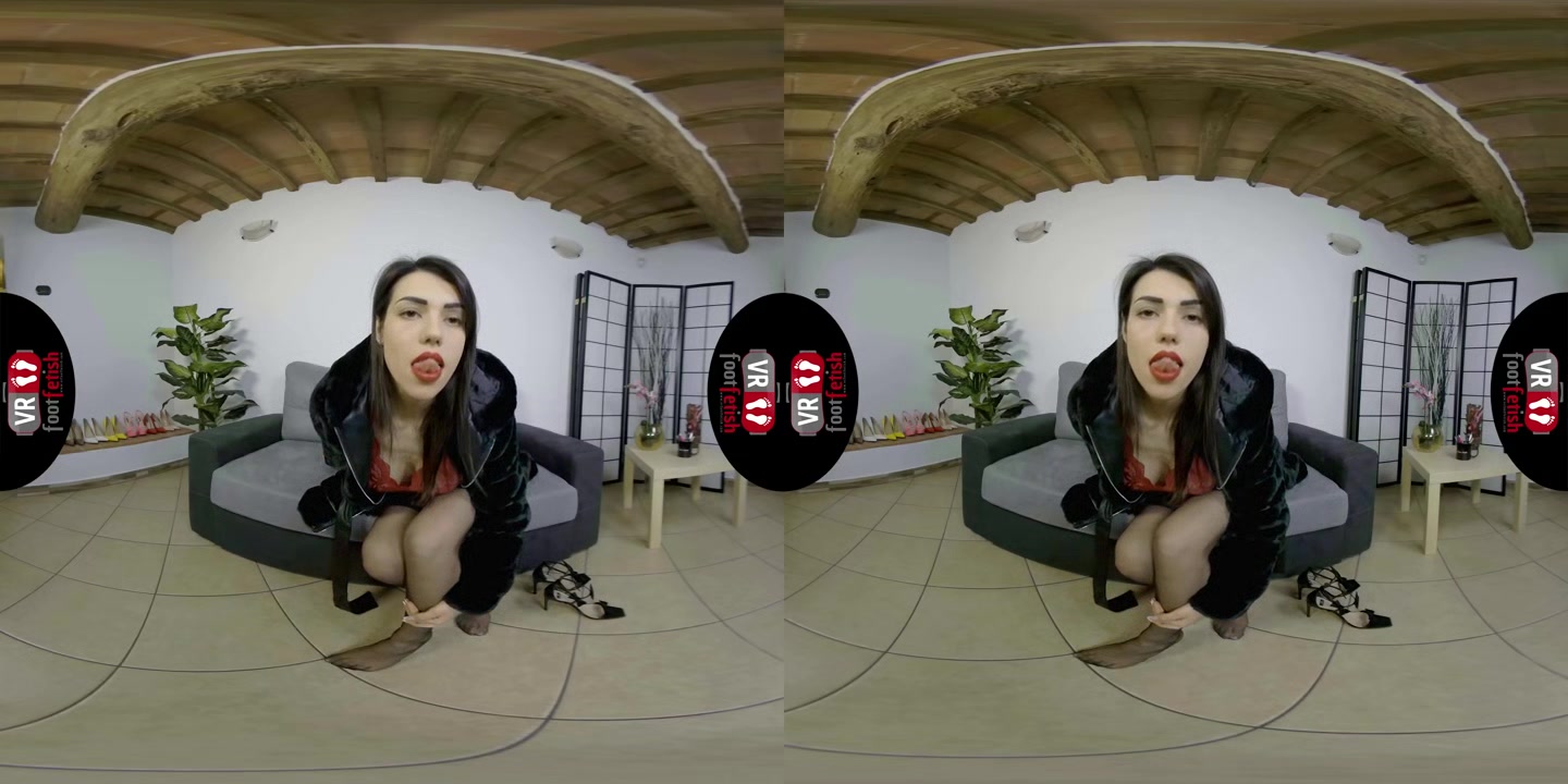 Hot sexy toes of Petra wiggle and spread right in your face in virtual reality - VRFootFetish