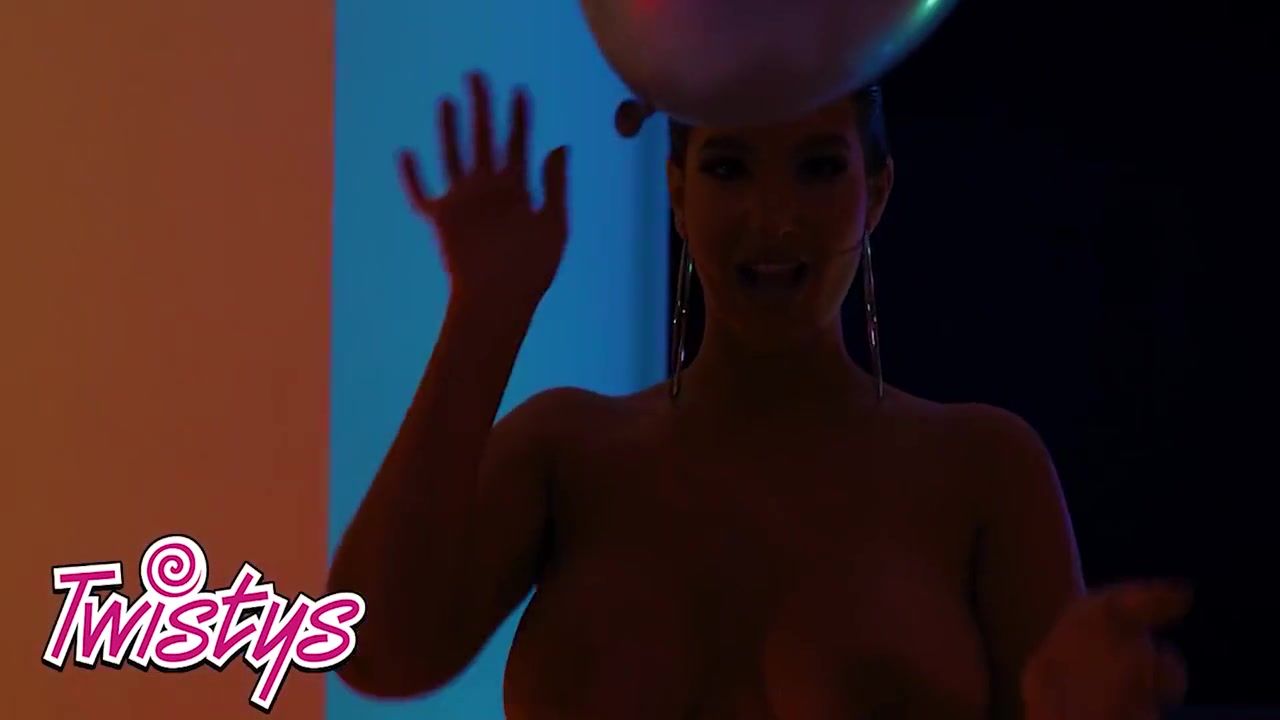 Stunning Babe Lasirena69 Plays With Herself In The Dj Booth After Playing Music As A Dj