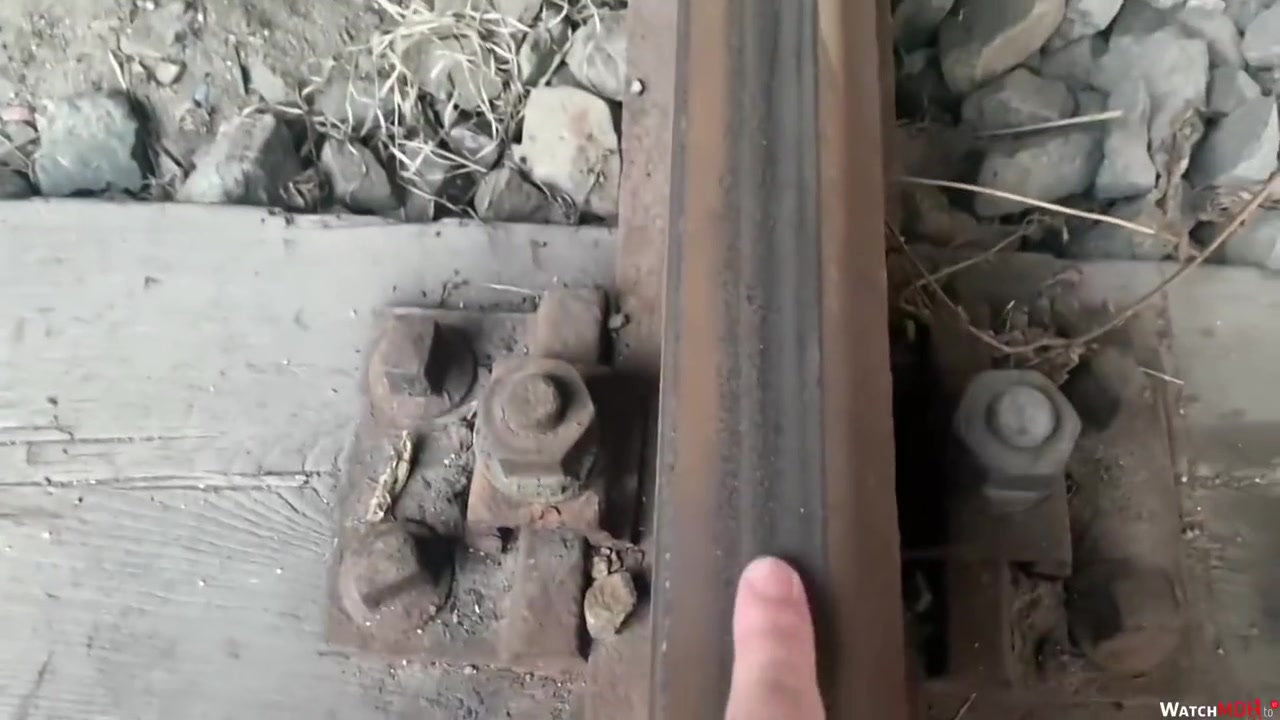 Spontaner Ao Fick Auf Befahrenem Bahngleis Mit - Barbie Brill