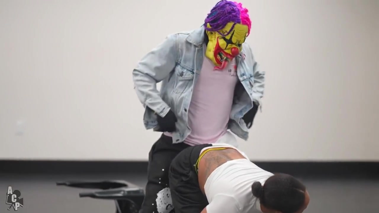 Cali Caliente In Et Gibby Le Clown Se Livrent A Un Concours D