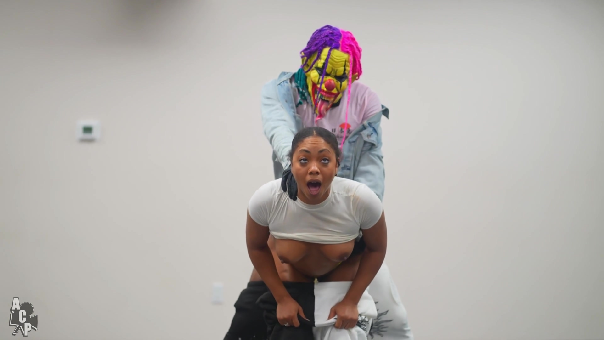 Cali Caliente In Et Gibby Le Clown Se Livrent A Un Concours D