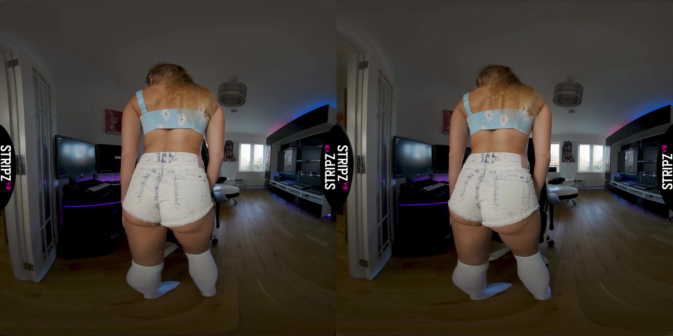 Hottie In Hotpants - StripzVR