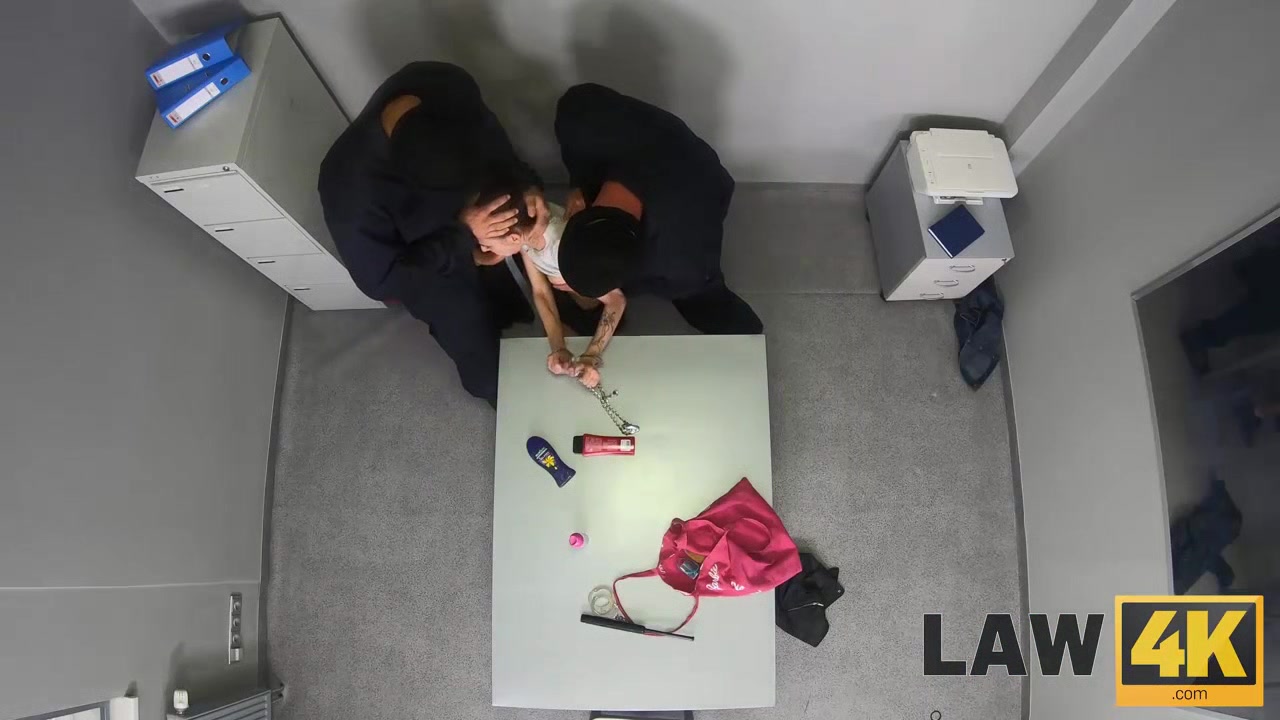 Law4k. Skinny tattooed cutie gets screwed in the cage for a shampoo