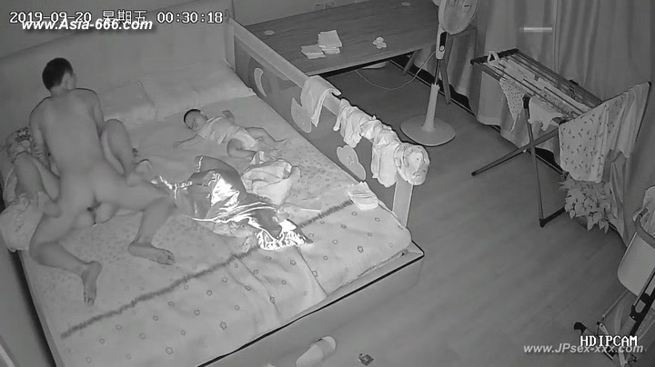 Hackers use the camera to remote monitoring of a lover's home life.357_2