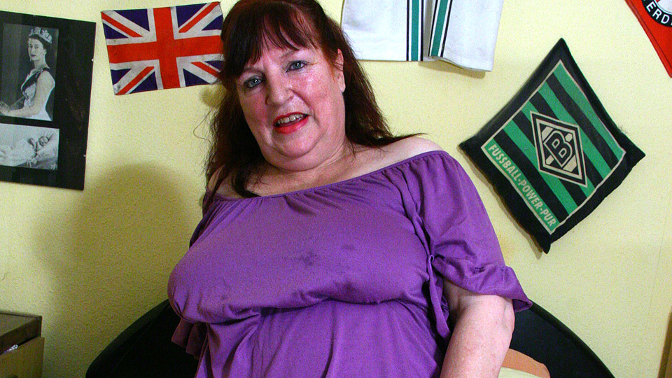 Naughty Chubby Mature Slut Playing With Her Pussy - MatureNL