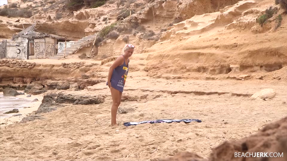 Perv On The Beach - BeachJerk