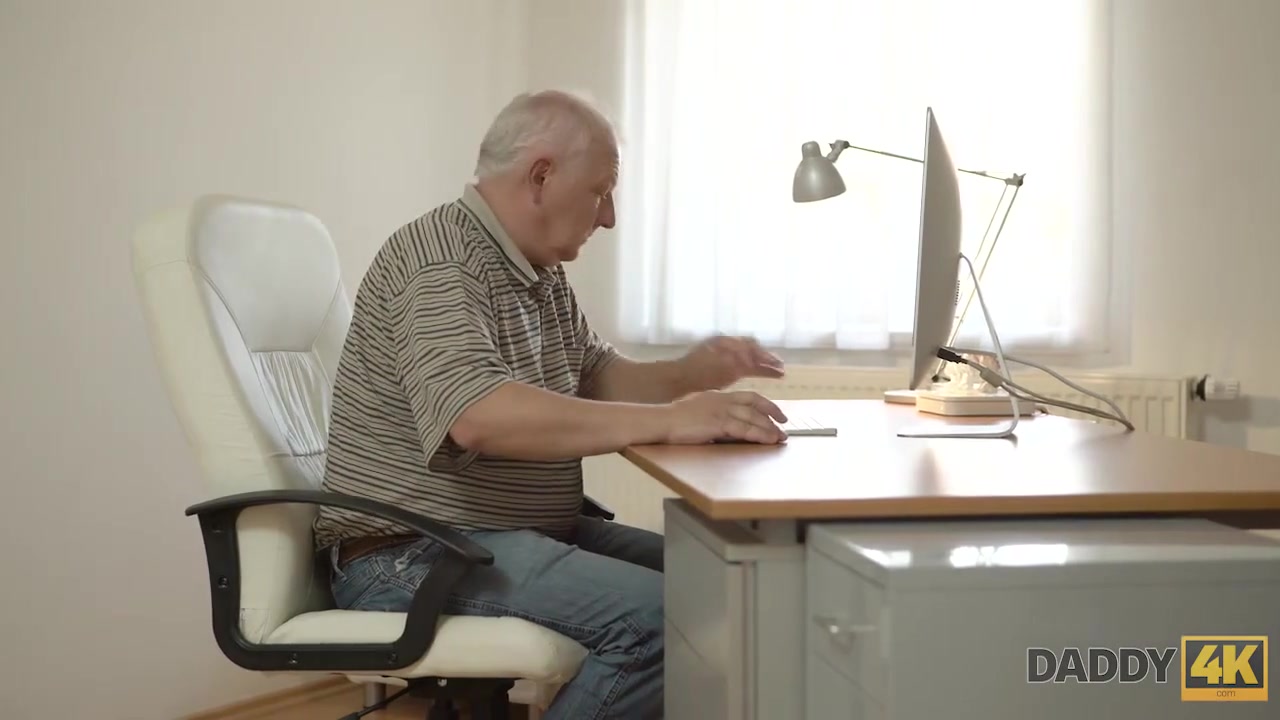 DADDY4K. Red-haired gal couldn't resist to charms of handsome old man