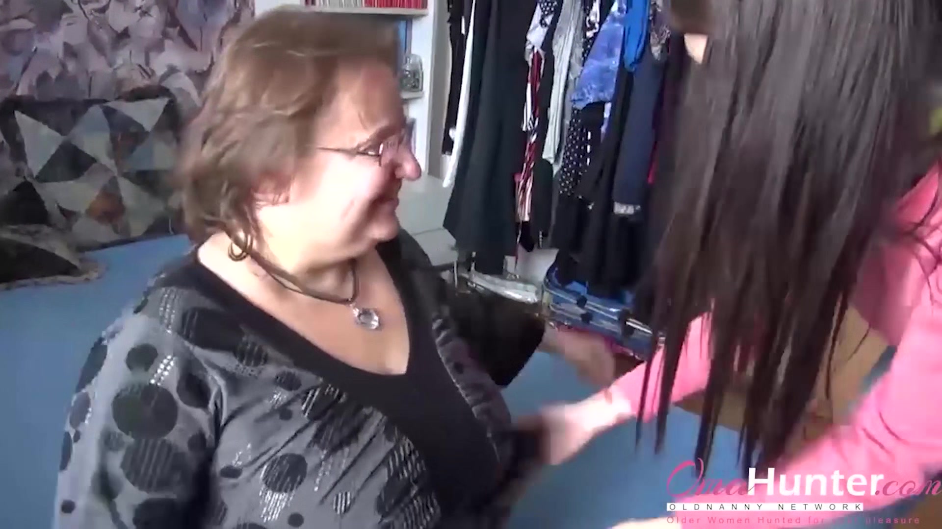 OMAHUNTER teen 18+ Girl Seduces Busty Mature To Enjoy