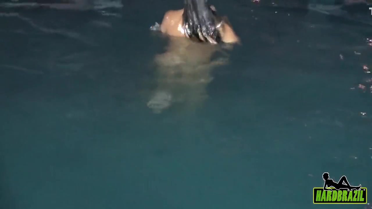Jeniffer Matrix In Nadando Pelada Na Piscina 3 Min
