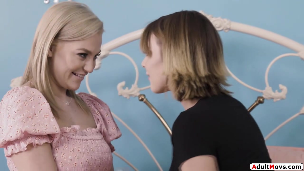 Lesbian gf secretly comes over to lick