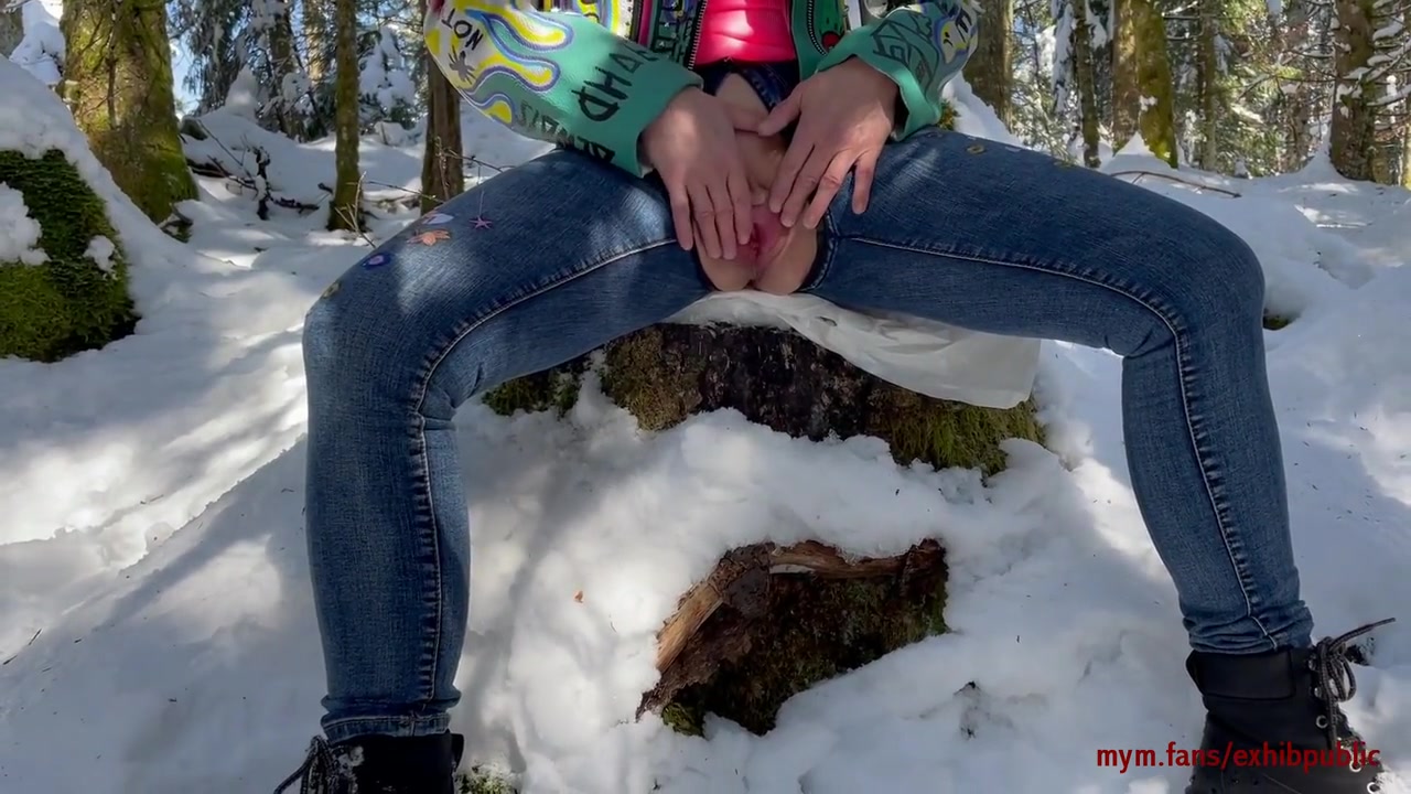 Je Fais Pipi Dans Neige Et Je Me Fais Pisse Sur La Chatte Ensuite