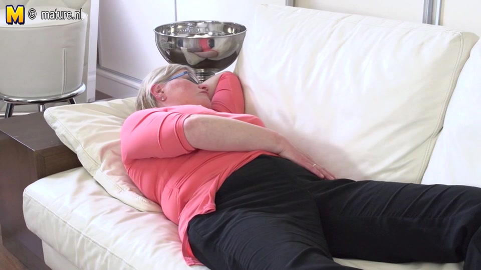 Horny Housewife Playing With Herself - MatureNL