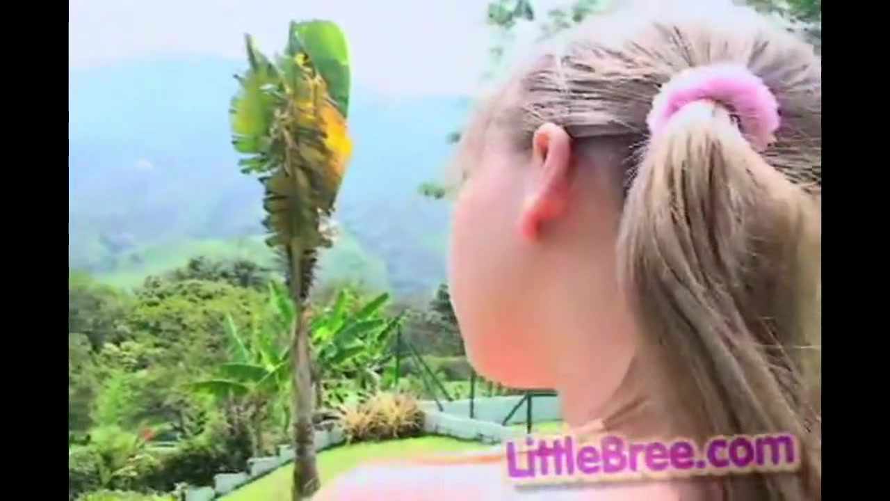 Little Bree in Outdoor Masturbating