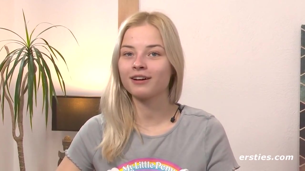 Sexy Babe Bianca Rubs Herself Down