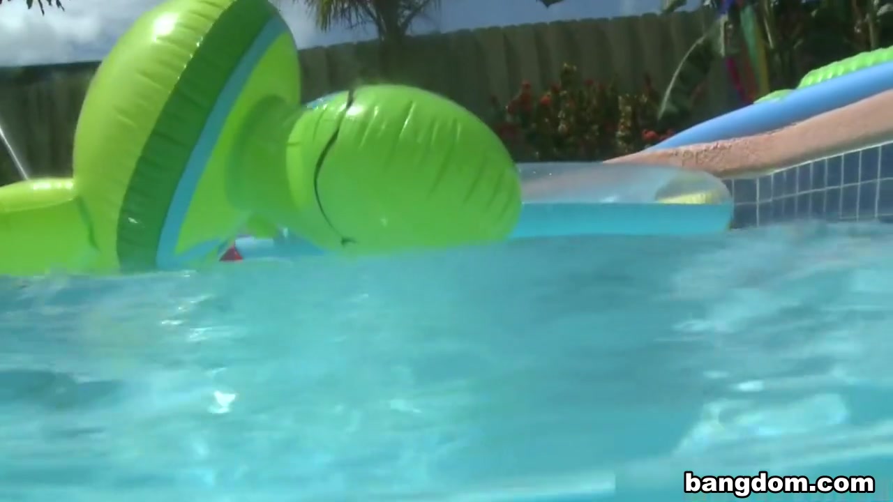 Pool Party a la Munch