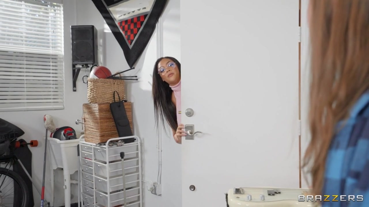 Garage Banned Video With Conor Coxxx, Ashlyn Peaks, Zoey Sinn - Brazzers
