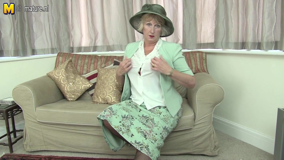 British Lady Shows Her Naughty Side - MatureNL