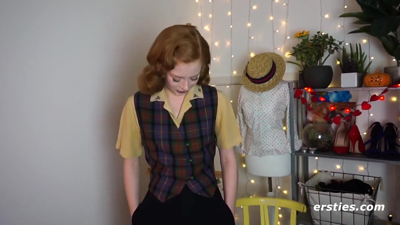 Looking Redhead Luna Flying Erotic Solo
