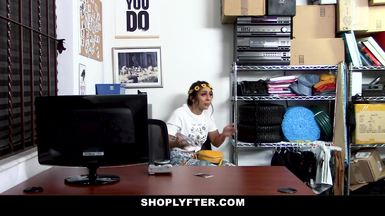 Lilly Hall in Case No. 7906111 - Shoplyfter