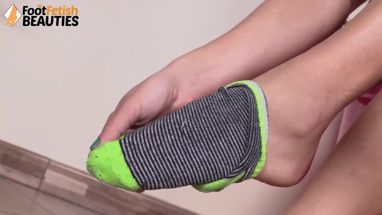 Super-hot Elettra's delicious feet and sexy toes will rev your engine