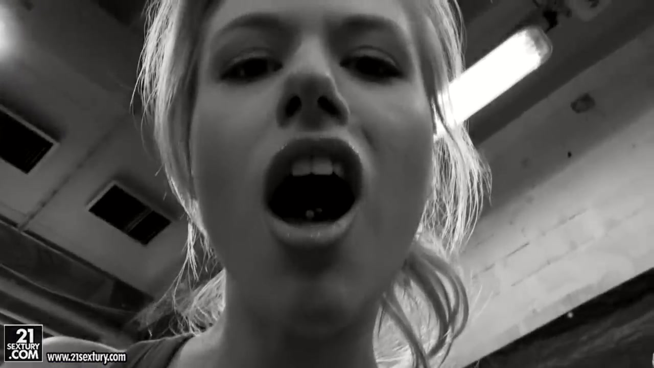 Two blondes Laura Crystal and Michelle Moist in ring