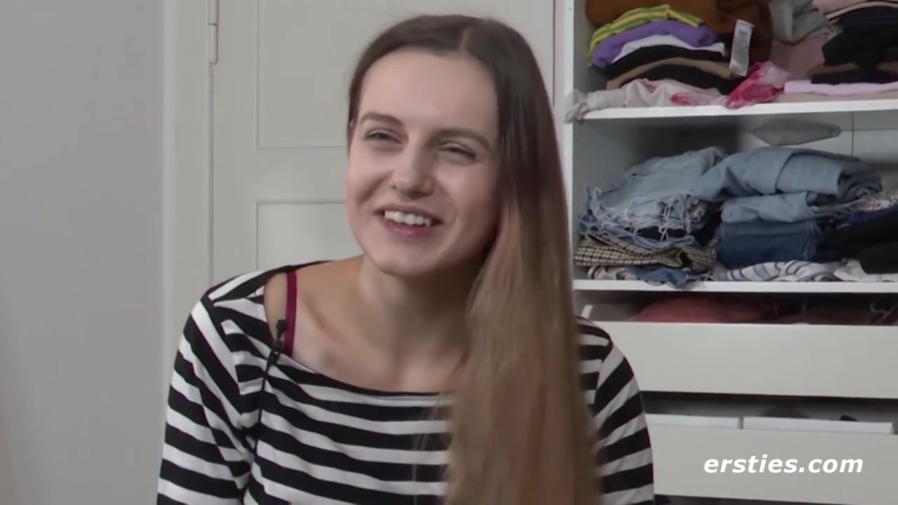 Lauren Masturbiert Mit Fingern Und Grobem Dildo