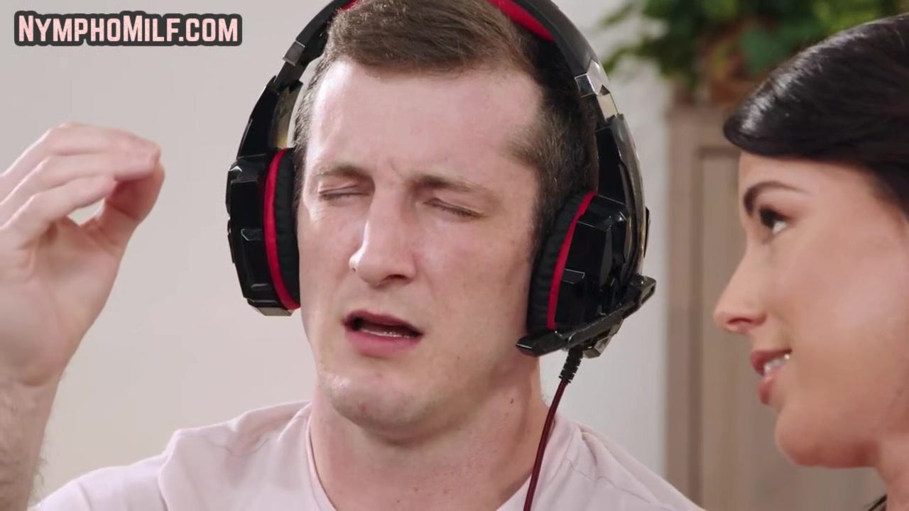 Big booty dirty MILF fucks with gamer guy in doggystyle