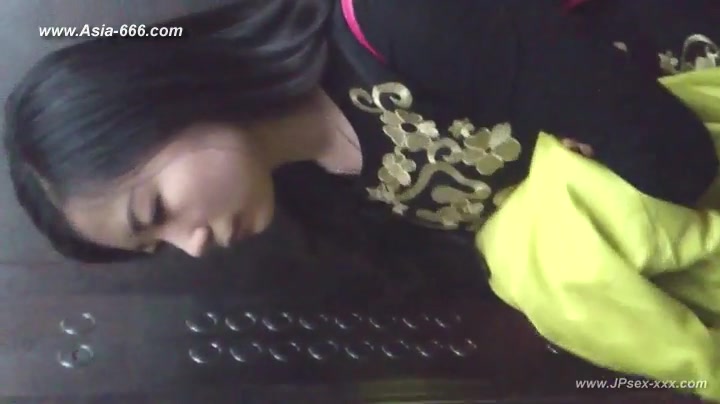 chinese girls go to toilet.20