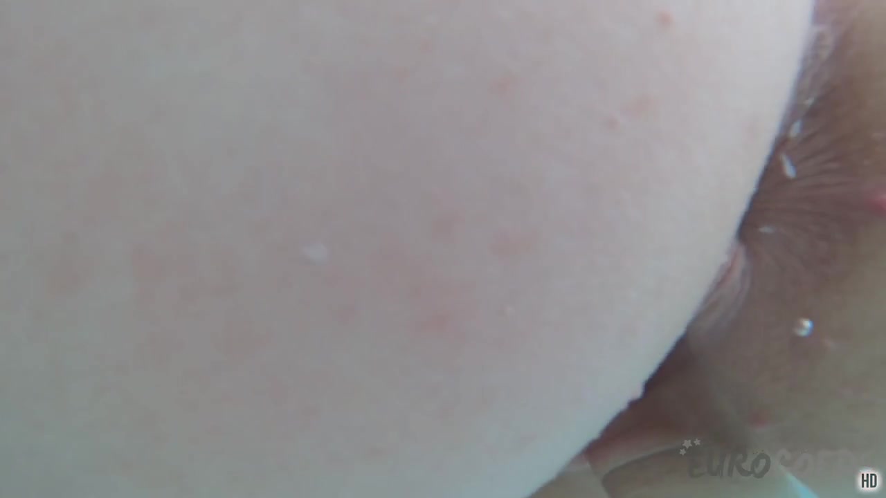 Vanessa Klein Masturbating Underwater In The Jacuzzi With A Glass Dildo