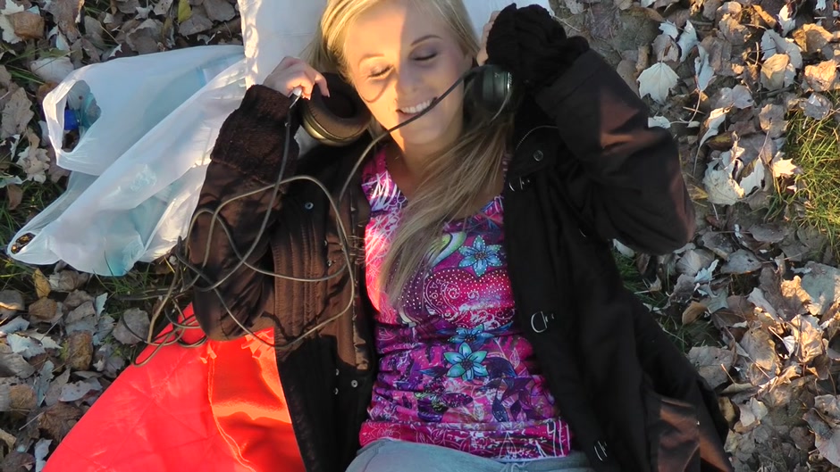 Sexy blonde enjoys anal fucking in the outdoors