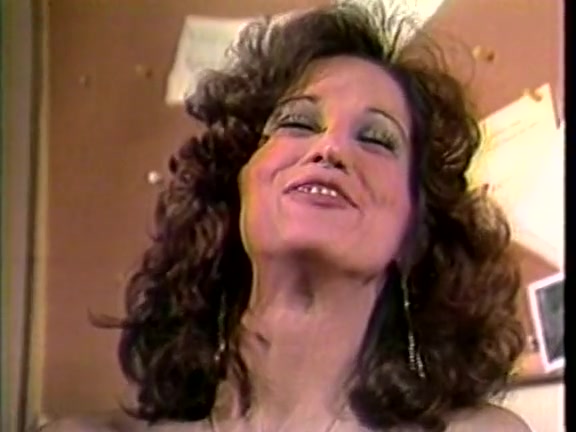 Amber Lynn, Tiffany Clark, Ashley Welles in vintage sex clip