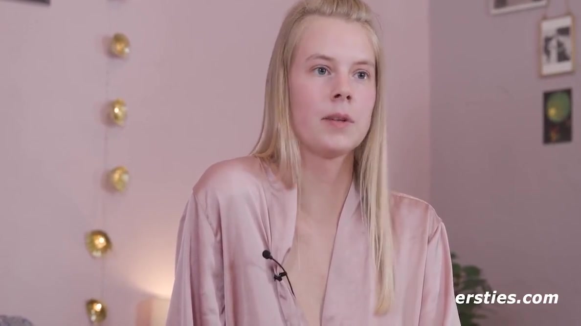 Die Zarte Jolien Masturbiert Mit Viel Sinnlichkeit
