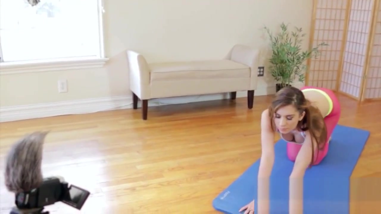 Bootylicious vixen sucking and fucking in leggings