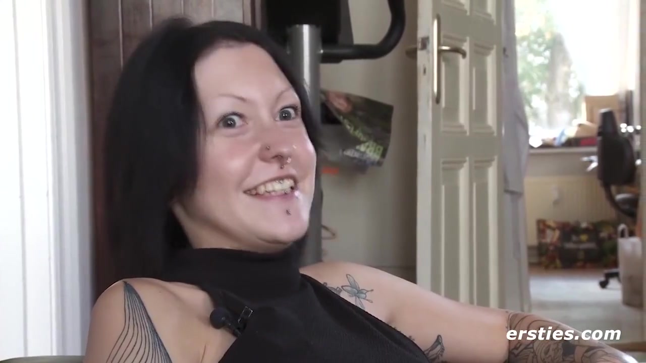 Marina T Mit Glasdildo Und Analplug Unter Der Dusche