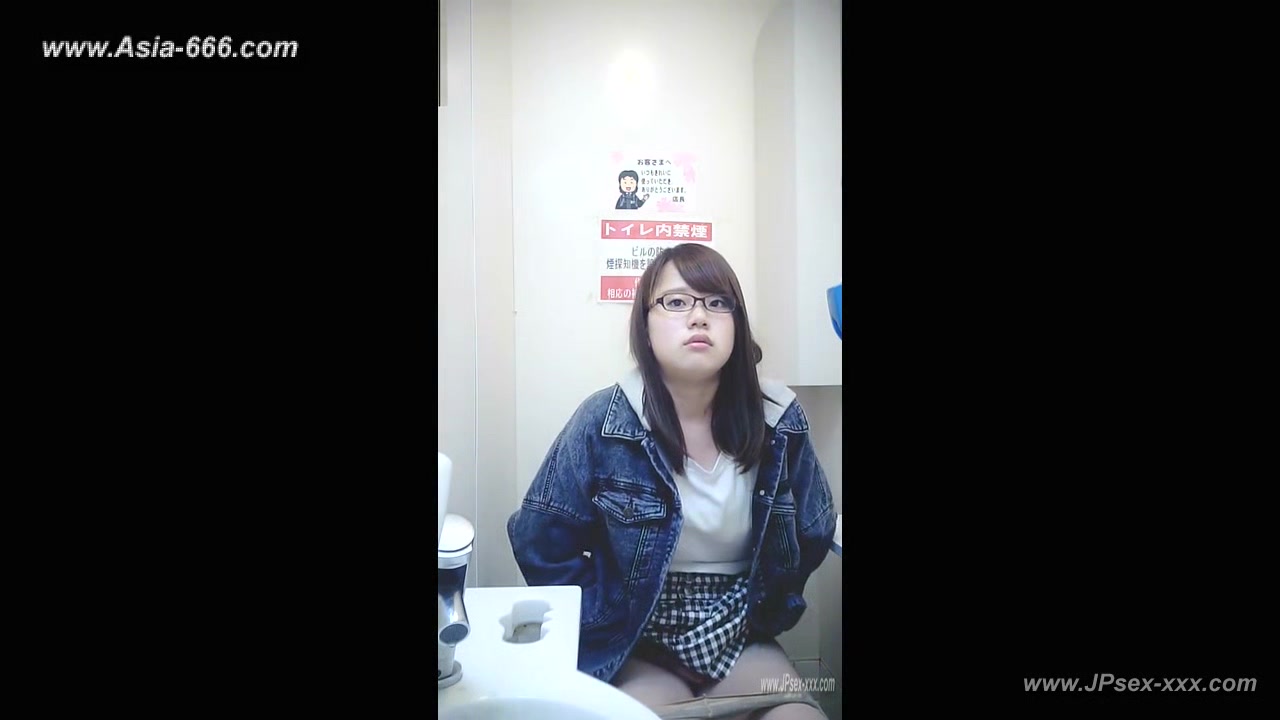 peeping asian office lady go to toilet.6