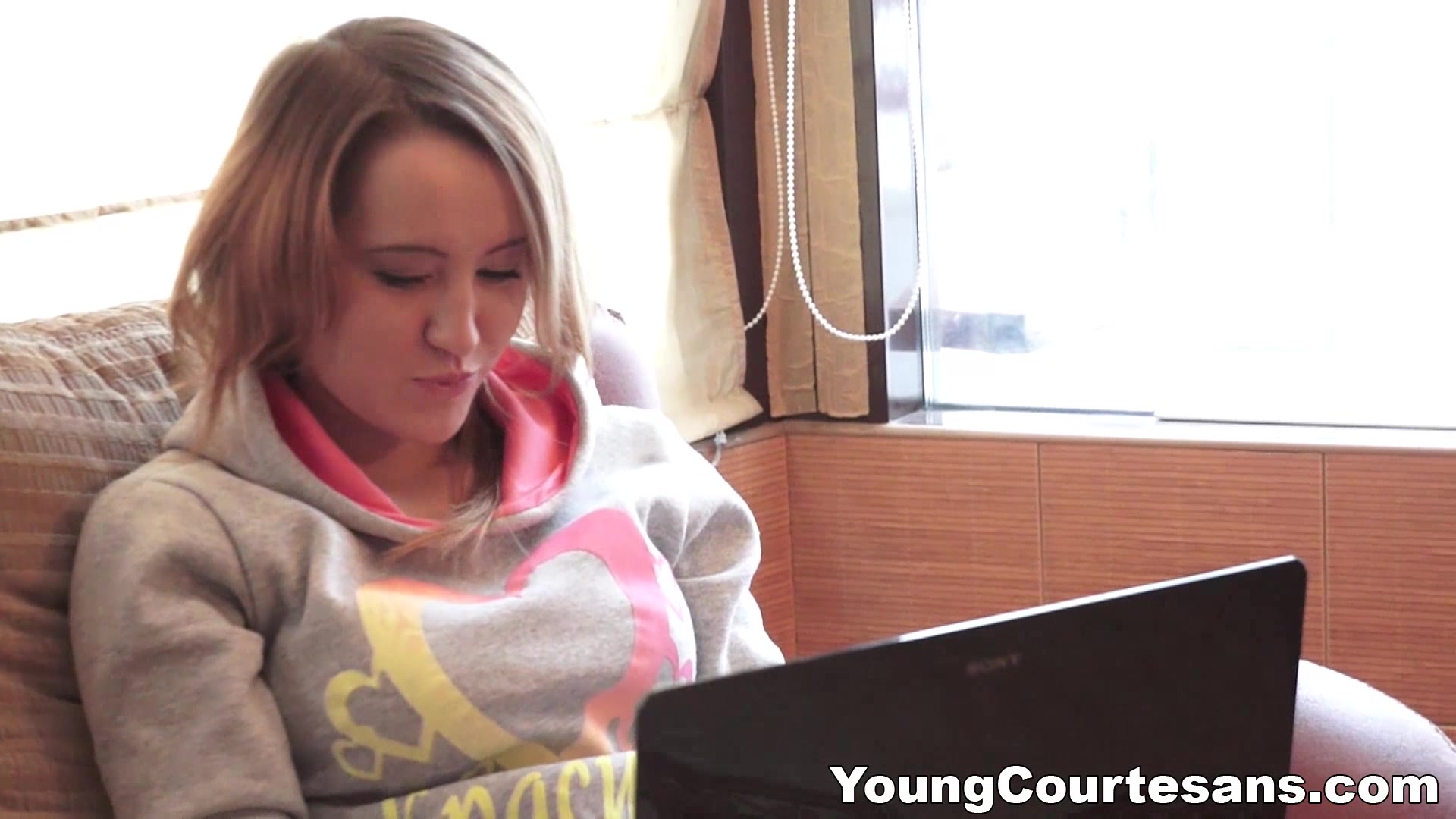 Young Courtesans - Gloria Miller - The secretary experience