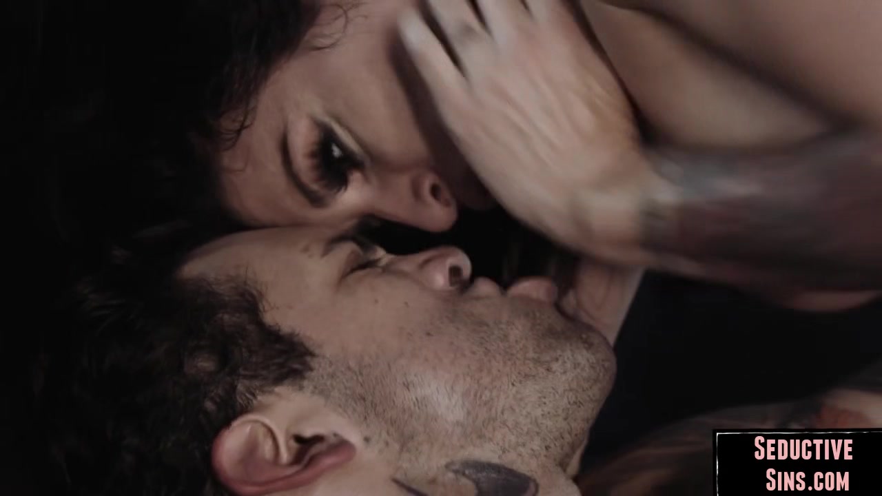 Babe sucks cheating rockstars cock before sex