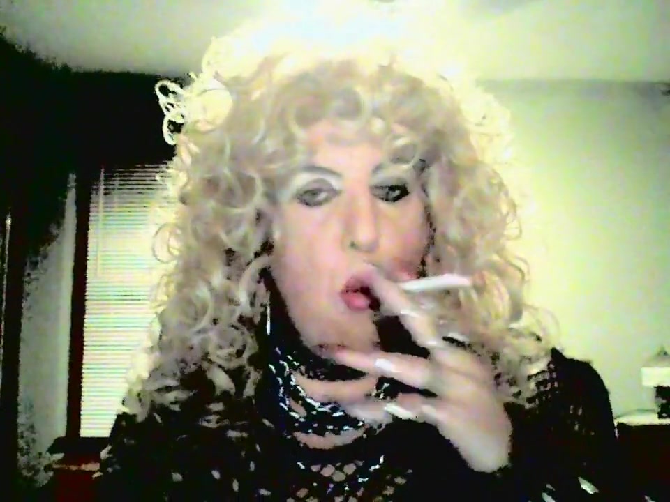 MzRoxy smoking fetish tranny