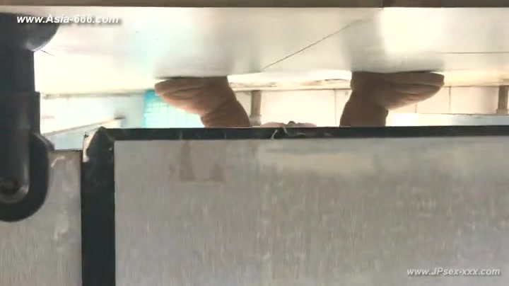 chinese girls go to toilet.130