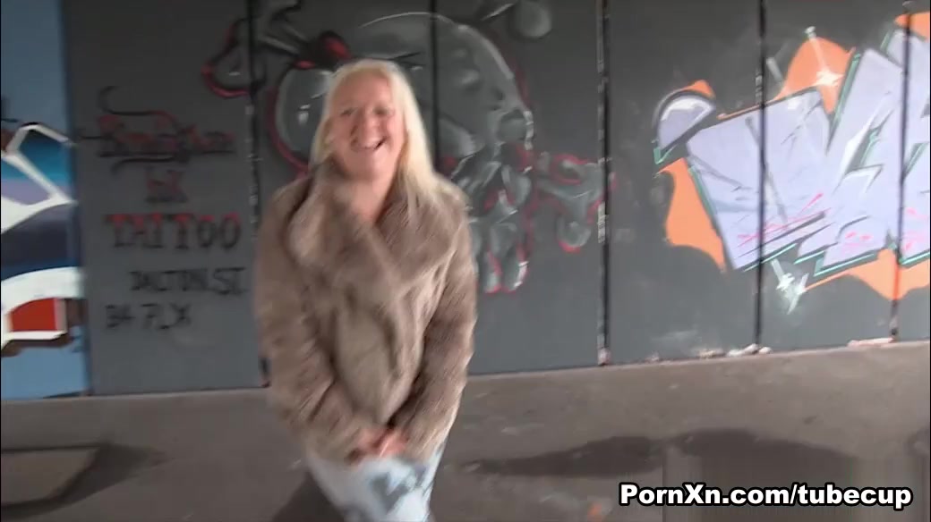 No Panties Pissing! - PornXn