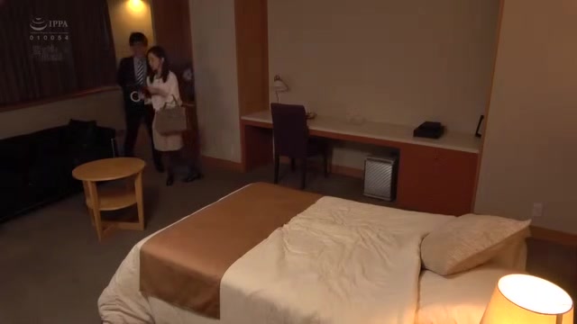 04605,A woman in serious agony