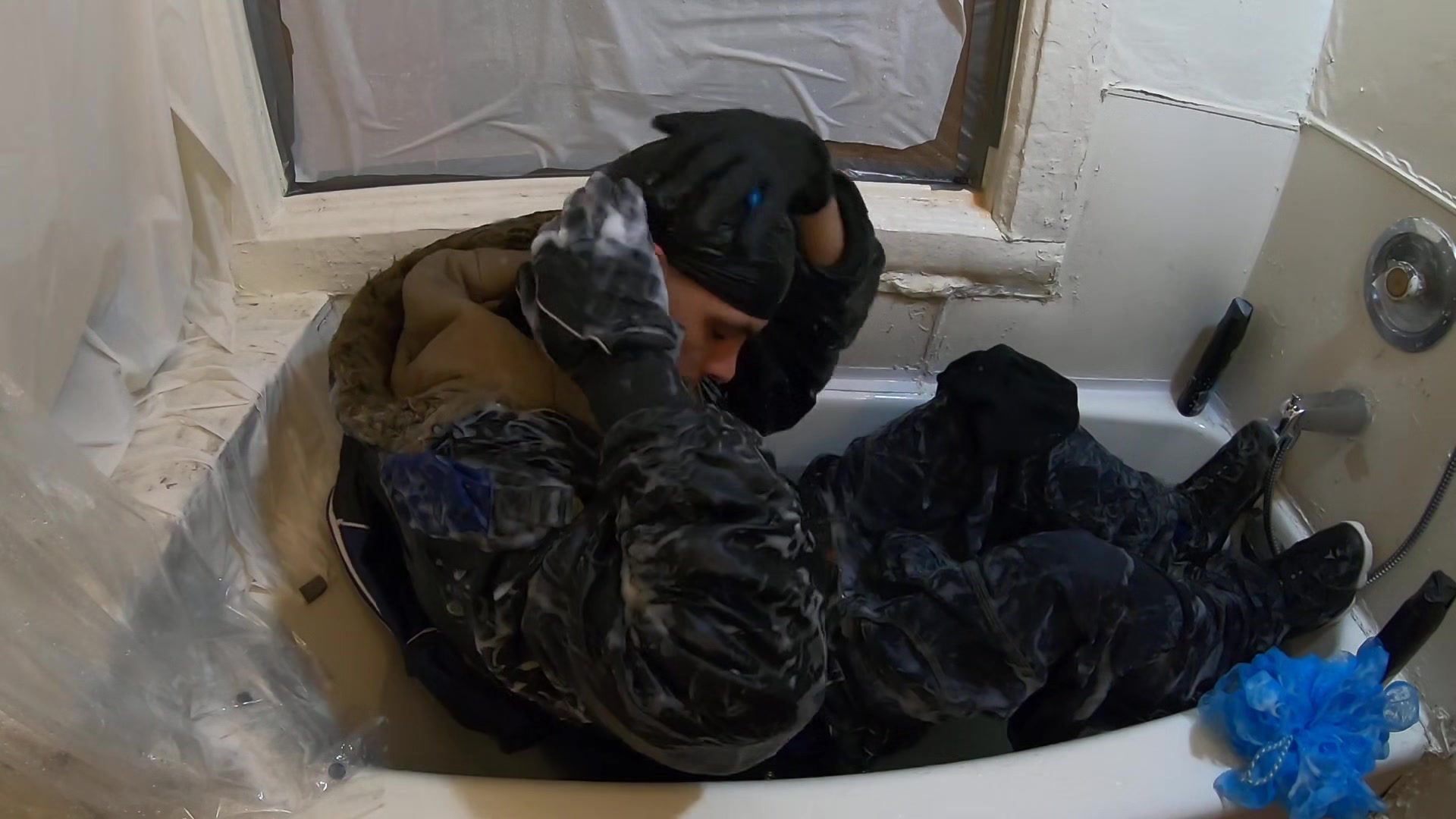 Skater rubbing the bulge in bathtube